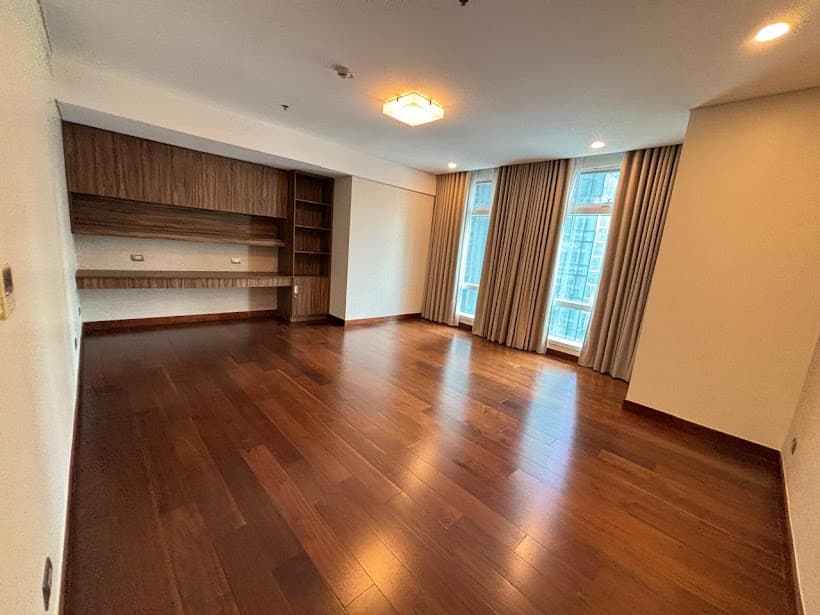 Bright and Spacious Semi Furnished Unit - photo 3