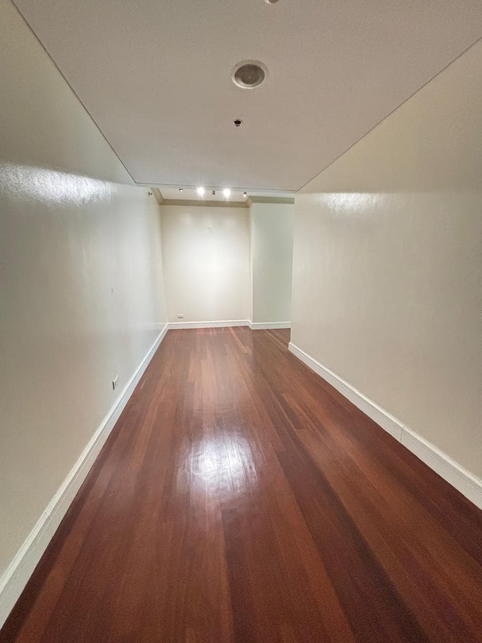 Comfortable Semi-Furnished 3 Bedroom - photo 2