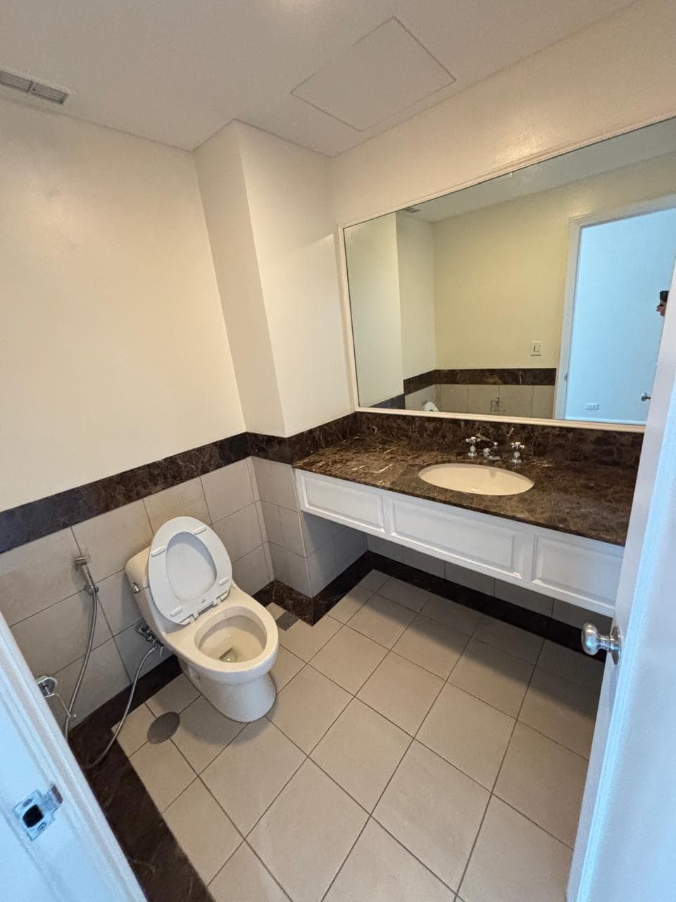 Comfortable Semi-Furnished 3 Bedroom - photo 4