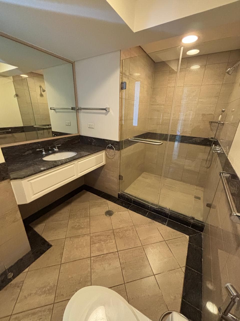 Comfortable Semi-Furnished 3 Bedroom - photo 5