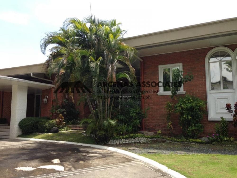 Timeless Bungalow with Expansive Garden, and Pool - photo 2