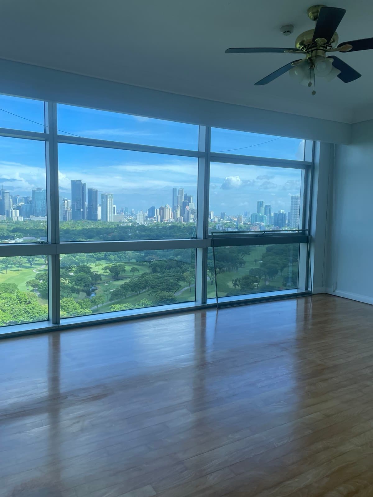 A Contemporary Apartment with Panoramic Golf Course Views in Pacific Plaza Tower - Bonifacio Global City, Taguig - photo 1