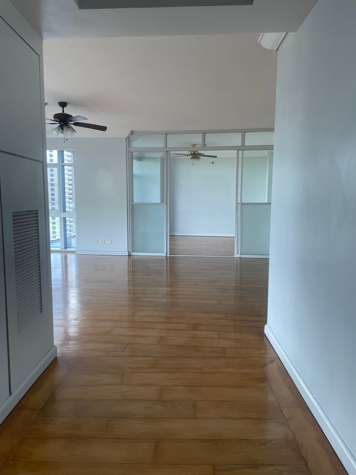 A Contemporary Apartment with Panoramic Golf Course Views in Pacific Plaza Tower - photo 3