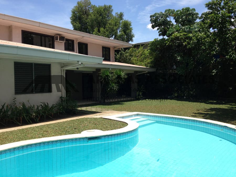 5 Bedroom house with big garden in Dasmarinas Village - photo 2