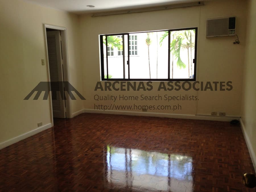 5 Bedroom house with big garden in Dasmarinas Village - photo 3