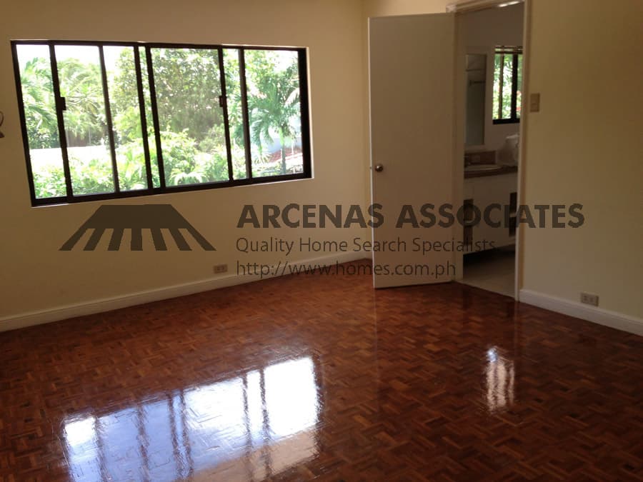 5 Bedroom house with big garden in Dasmarinas Village - photo 4
