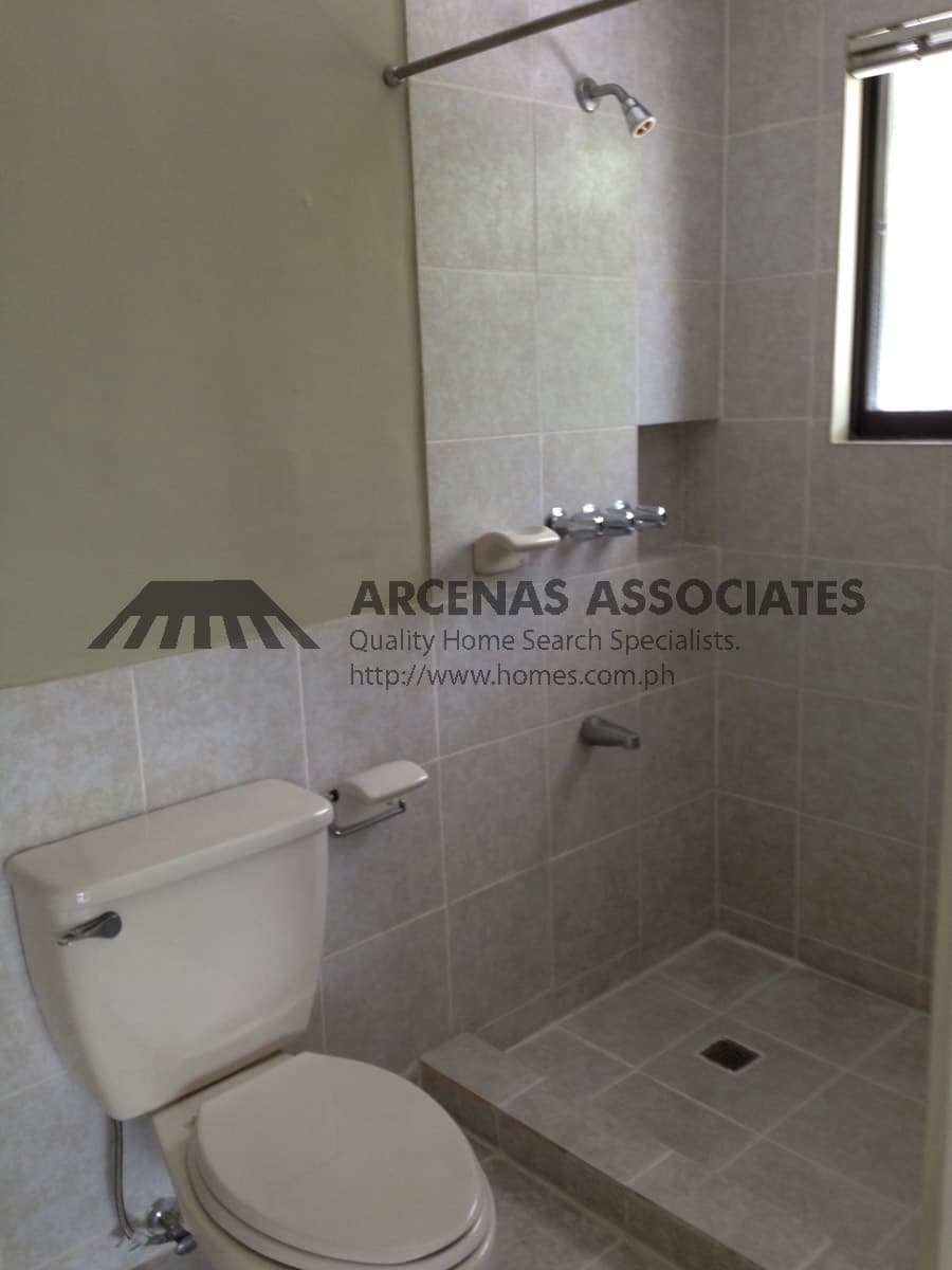 5 Bedroom house with big garden in Dasmarinas Village - photo 5