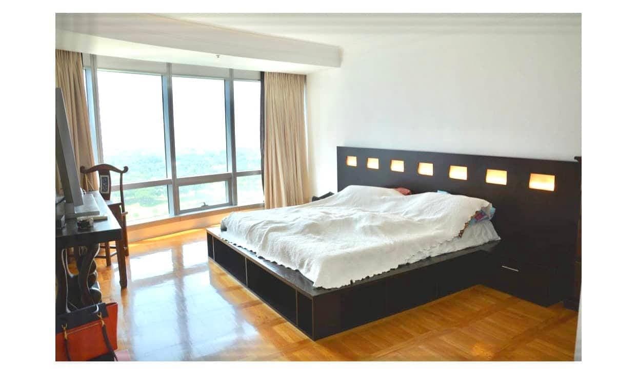 A Curvilinear and Modern Condominium - photo 4