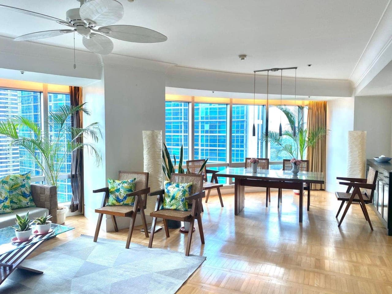 A Curvilinear and Modern Condominium - Bonifacio Global City, Taguig - photo 1