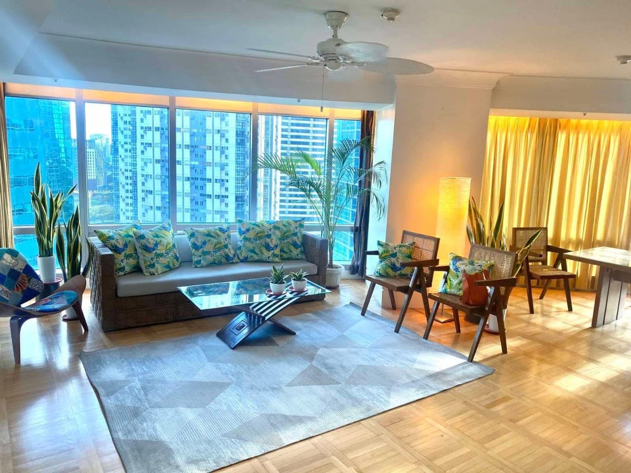 A Curvilinear and Modern Condominium - photo 2