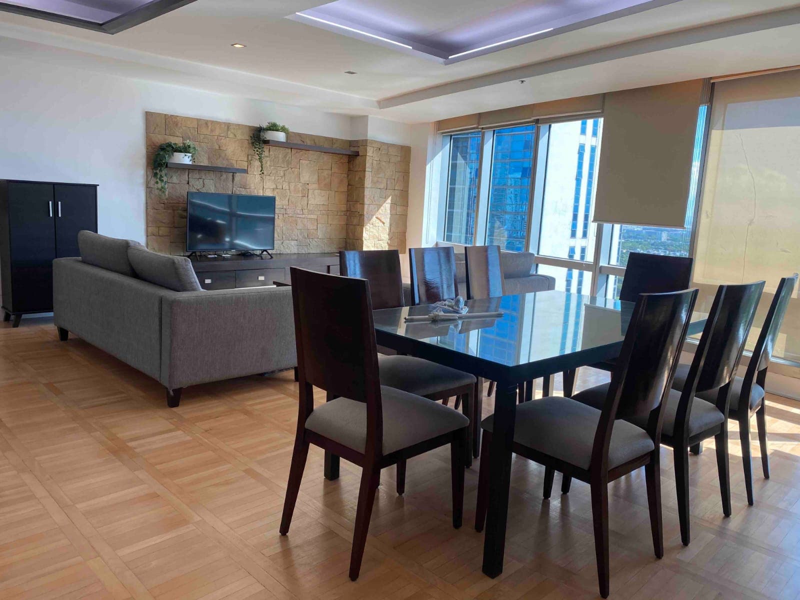 A Modern & Curvilinear Condominium - photo 3