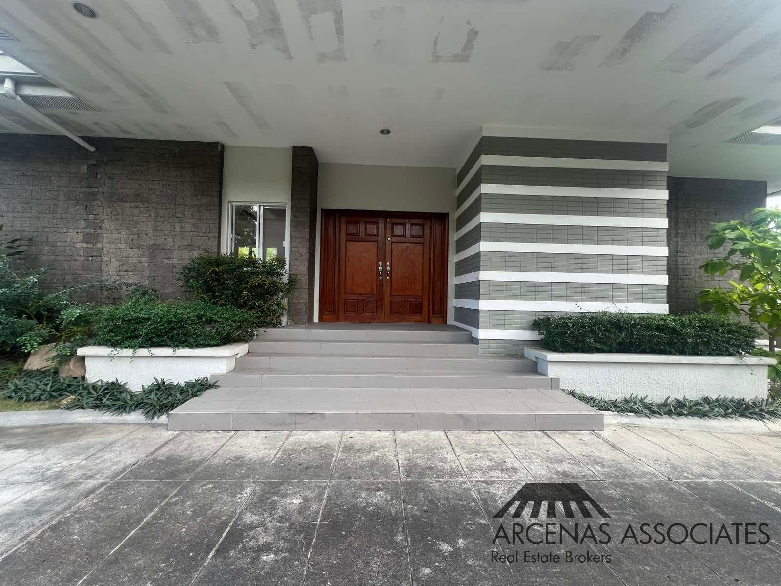 Single-Storey Modernist Home - photo 2