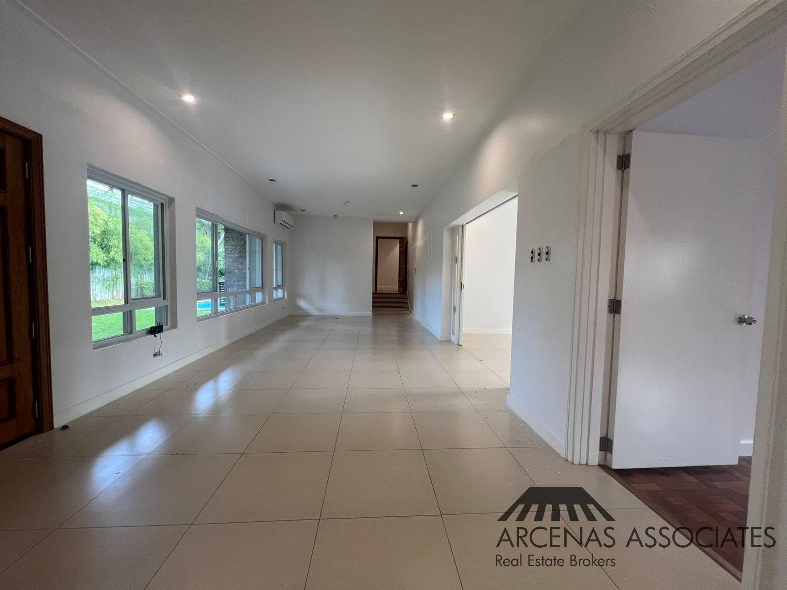 Single-Storey Modernist Home - photo 4