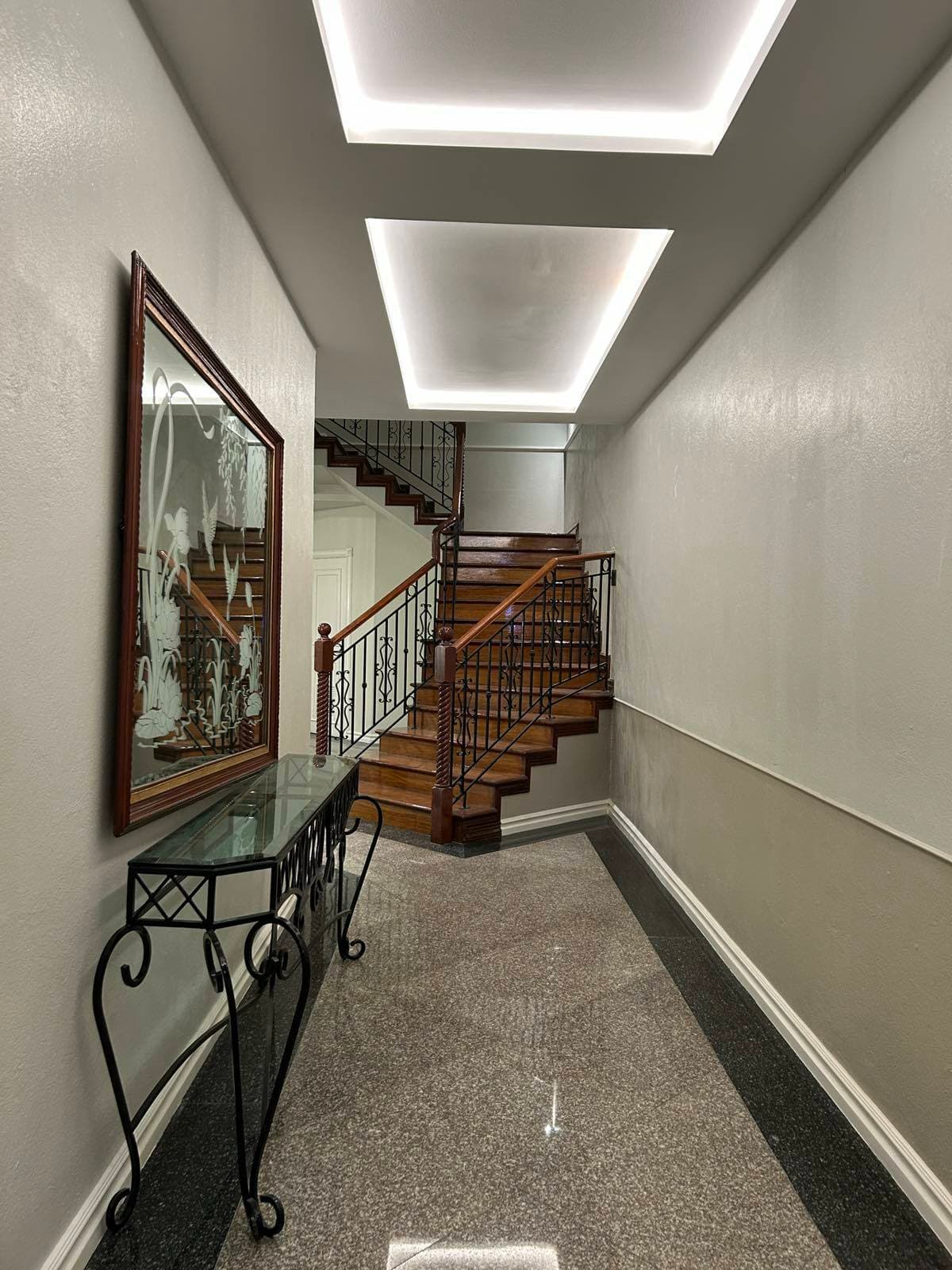 Elegantly updated duplex house - photo 3