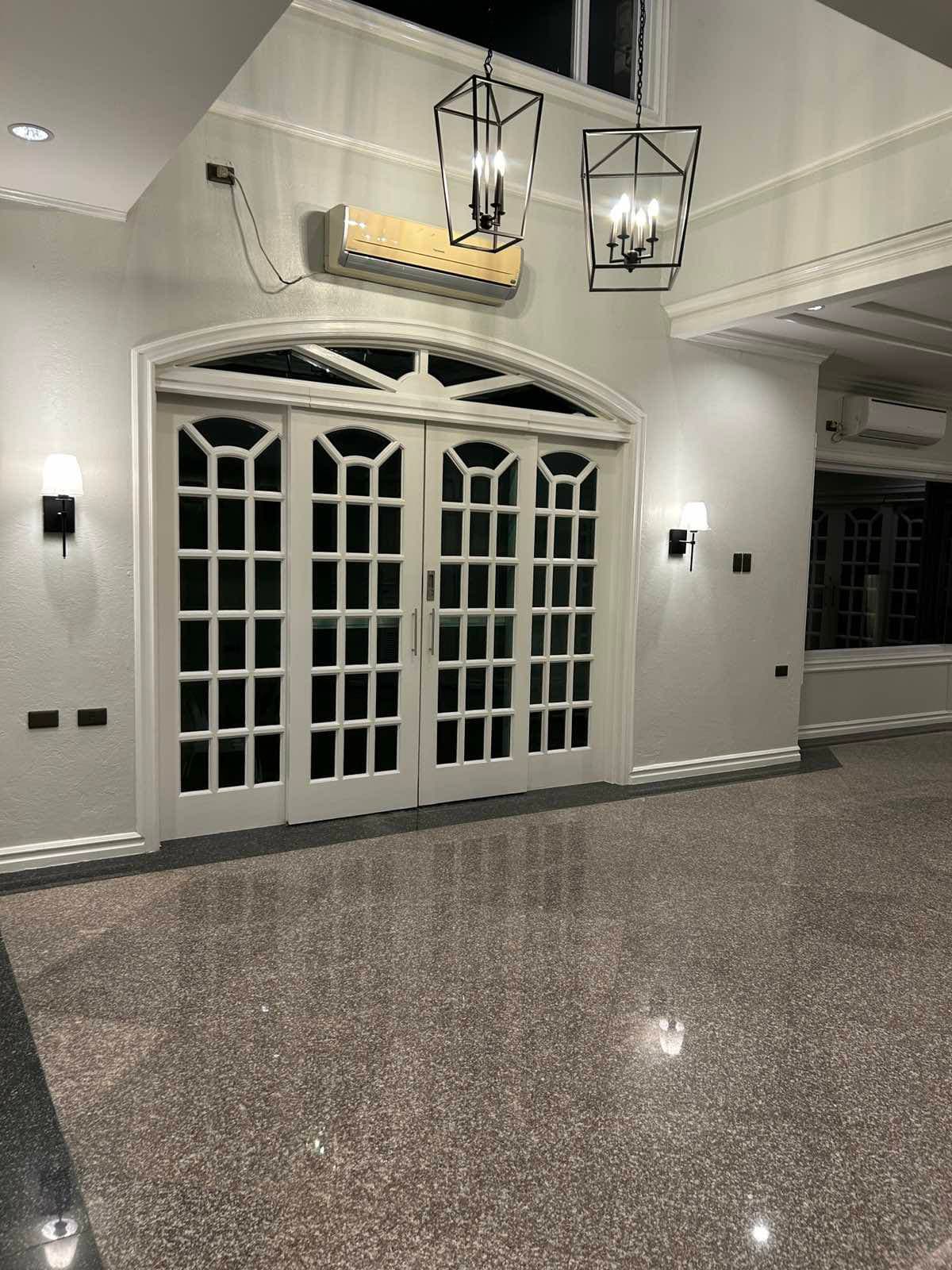 Elegantly updated duplex house - photo 5
