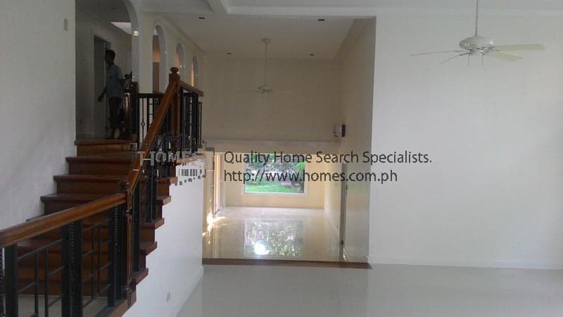 Elegant Sun-drenched Residence - photo 2