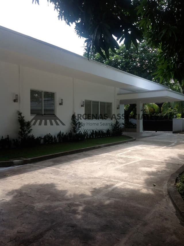 Modern four (4) Bedroom house - Urdaneta Village, Makati - photo 1