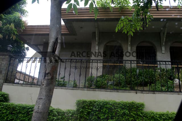 Comfortable (4) four bedroom house for rent in Dasmarinas Village - photo 2