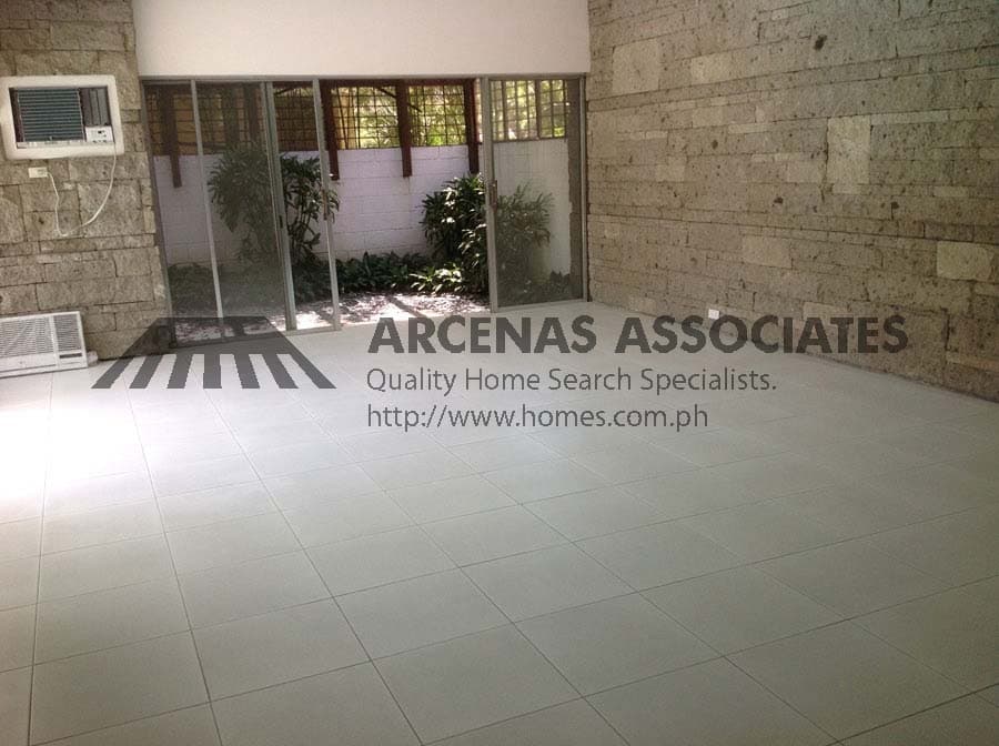 Comfortable (4) four bedroom house for rent in Dasmarinas Village - photo 4