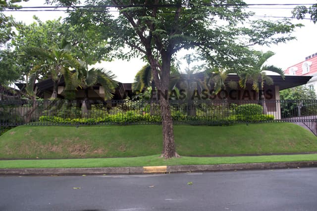 Massive six (6) bedroom house in Dasmarinas Village Makati City - Dasmarinas Village, Makati - photo 1