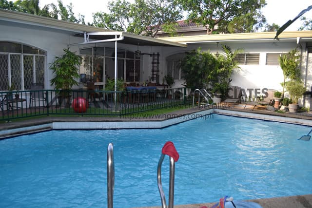 Homey four (4) bedroom house - photo 2