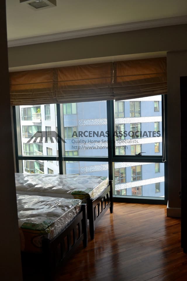 Luxurious two bedroom apartment in Amorsolo West Rockwell - photo 2