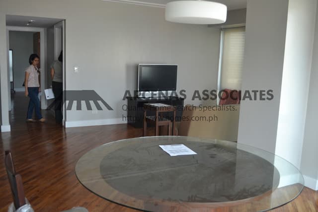 Luxurious two bedroom apartment in Amorsolo West Rockwell - photo 5