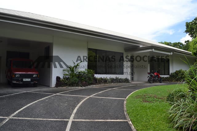 Tasteful and splendid bungalow - Forbes Park, Makati - photo 1