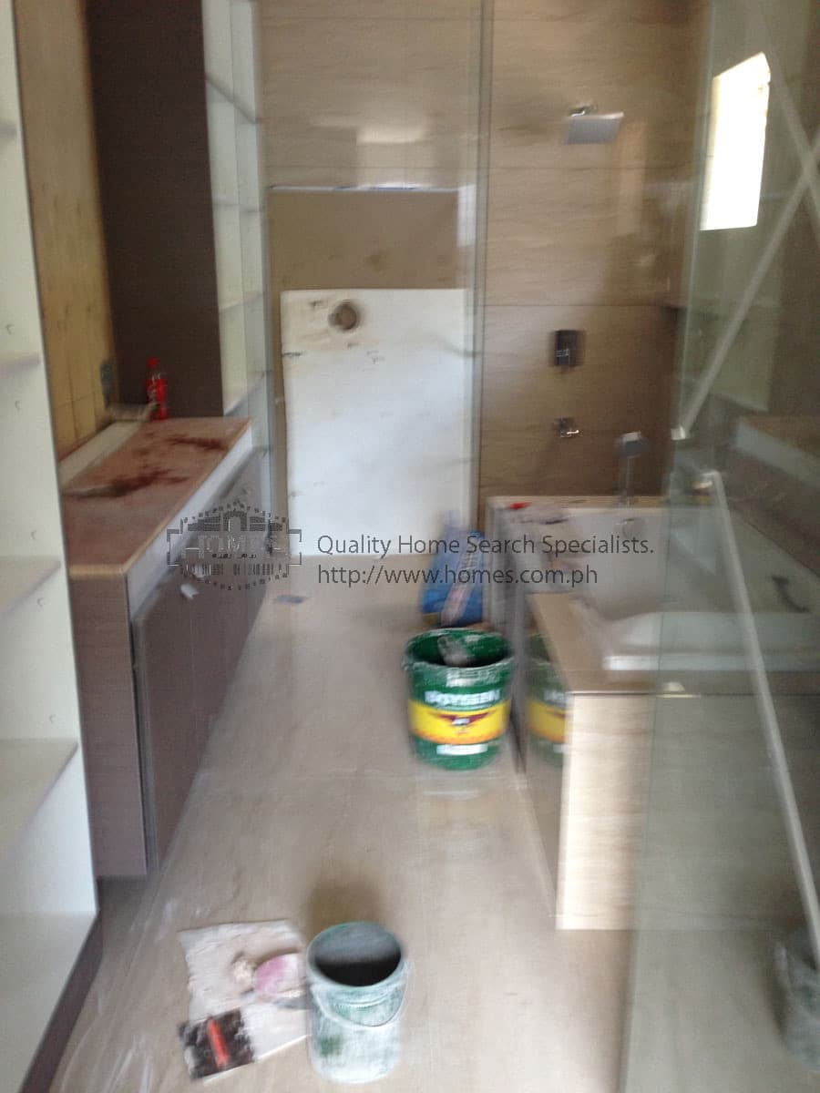 4 bedroom with homey yard - photo 5