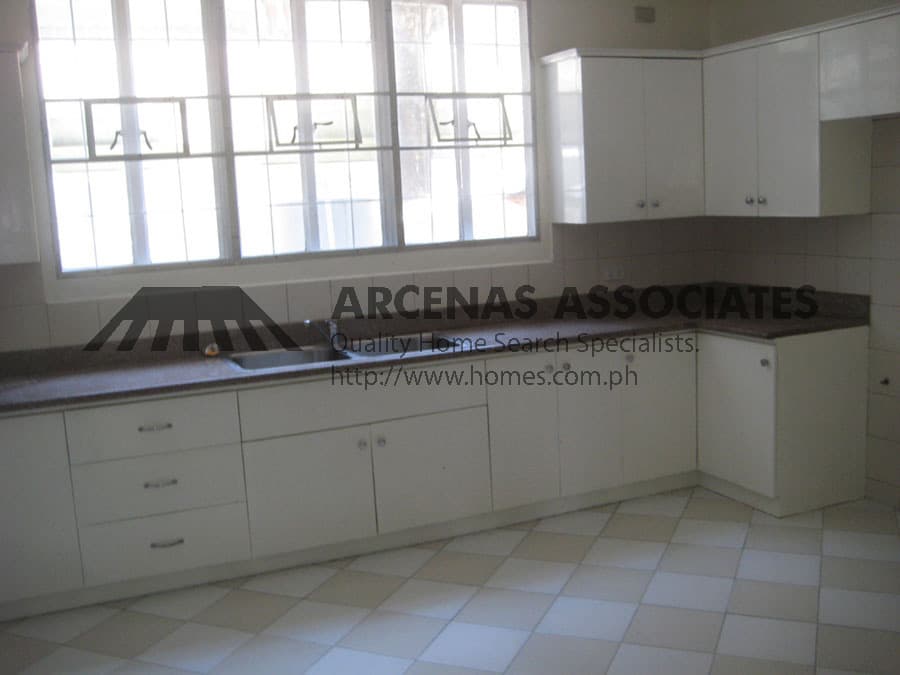Renovated 4 Bedroom - photo 2