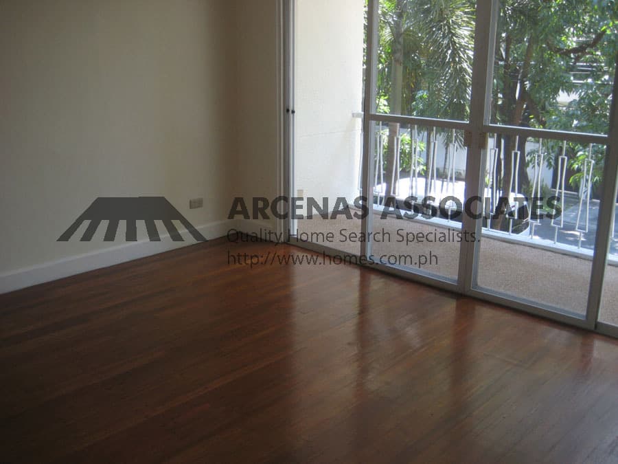 Renovated 4 Bedroom - photo 4