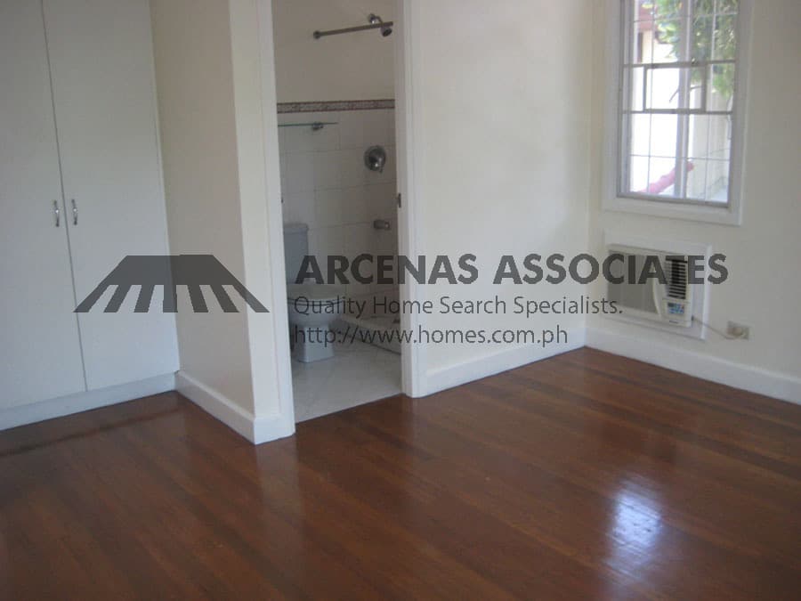 Renovated 4 Bedroom - photo 5