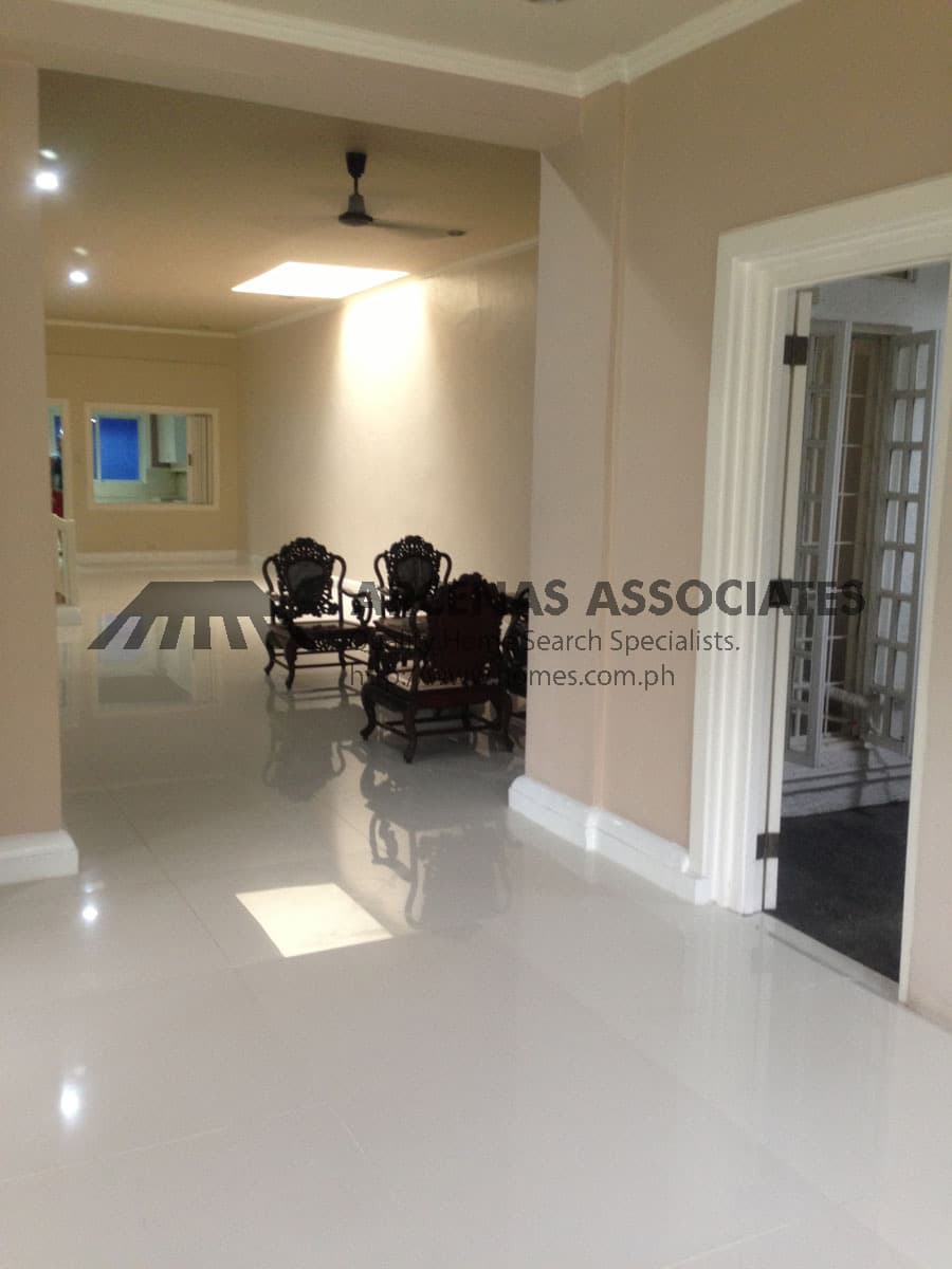 Throwback and renovated three (3) bedroom - photo 4