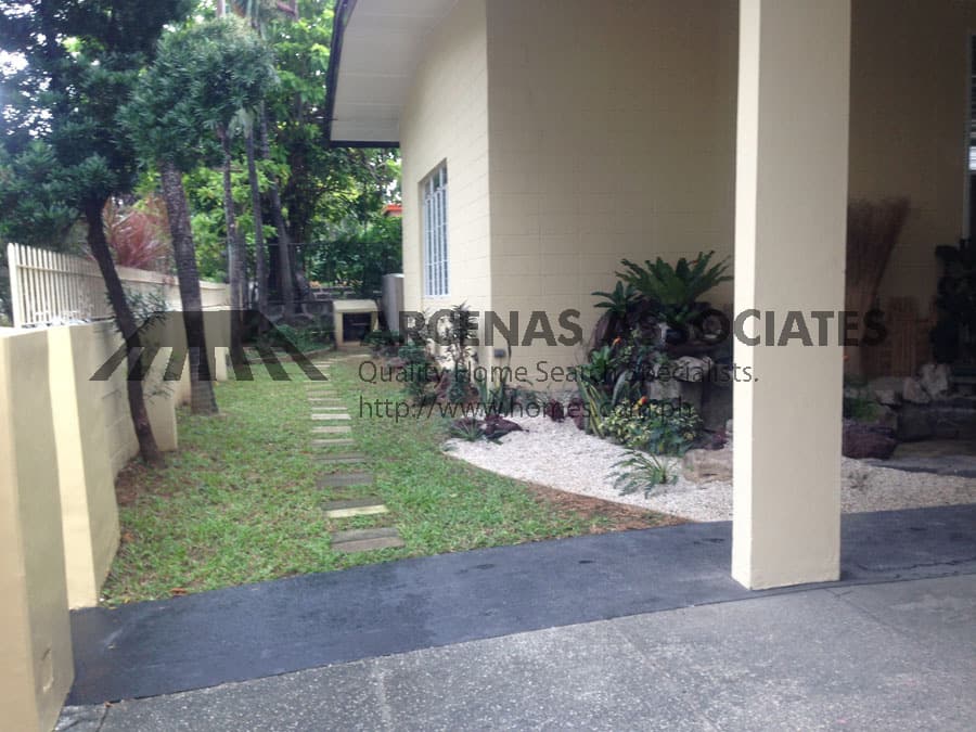 Neat split-level 3 bedroom and a  den - photo 2