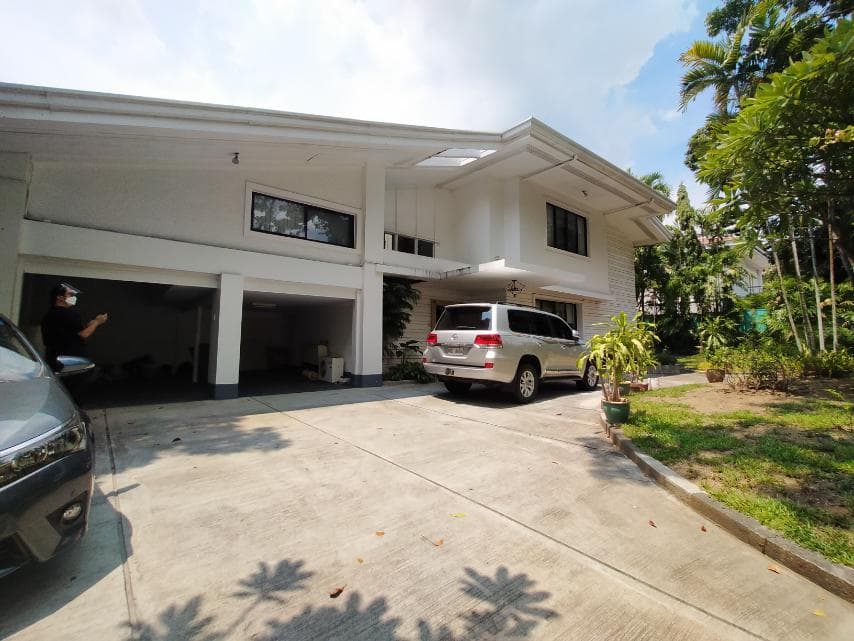 Stately and spacious 4 Bedroom and Den - photo 2