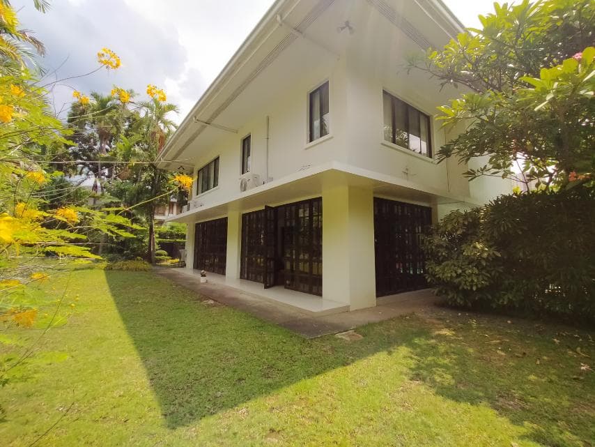 Stately and spacious 4 Bedroom and Den - photo 3