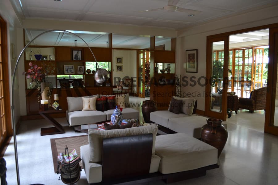 Stately and spacious 4 Bedroom and Den - photo 4