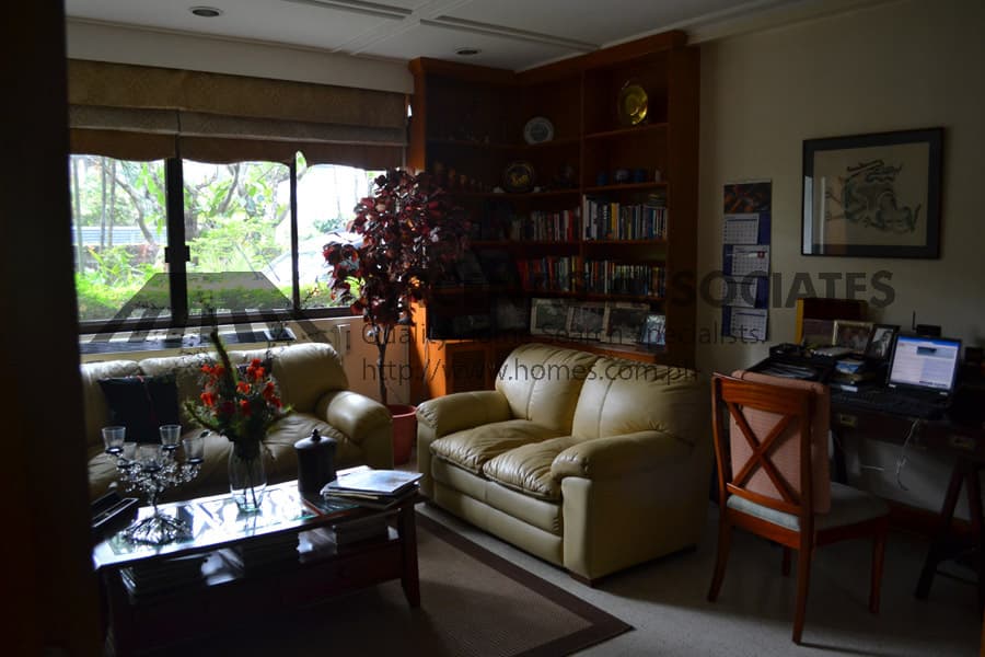 Stately and spacious 4 Bedroom and Den - photo 5