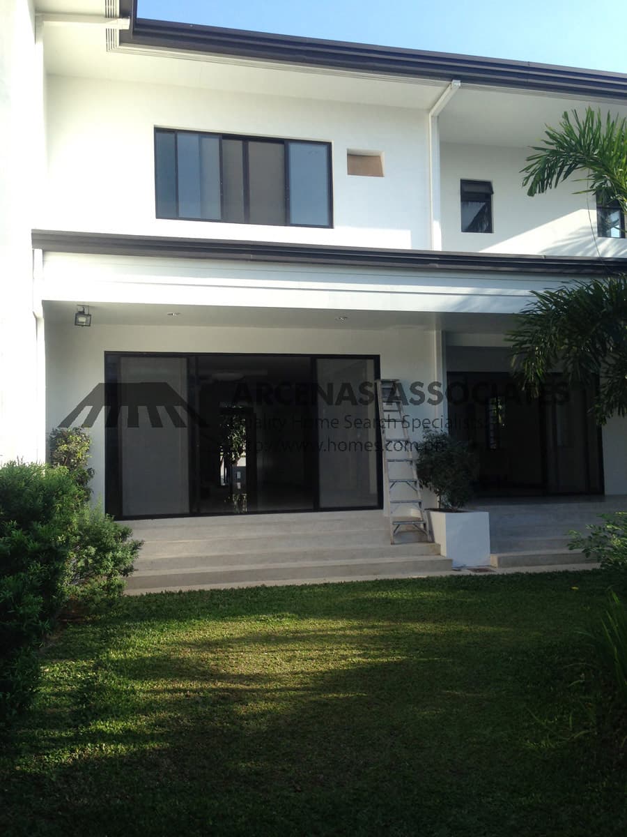 Modern home with 4 bedroom plus den - Bel Air, Makati - photo 1