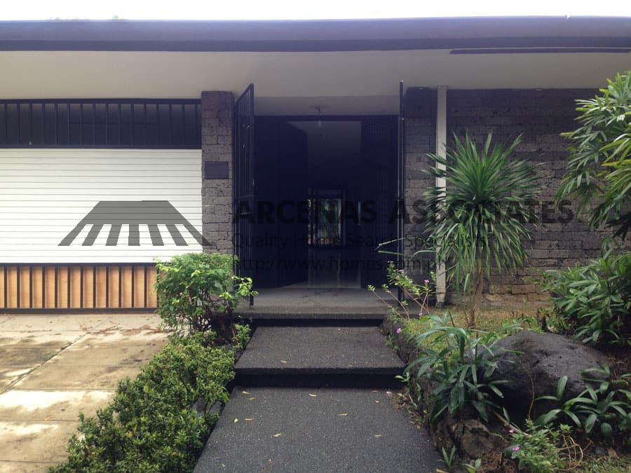 Roomy 4 bedroom bungalow with pool - photo 2