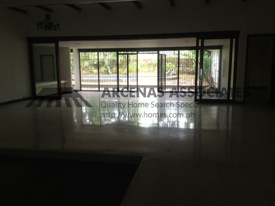 Roomy 4 bedroom bungalow with pool - photo 4