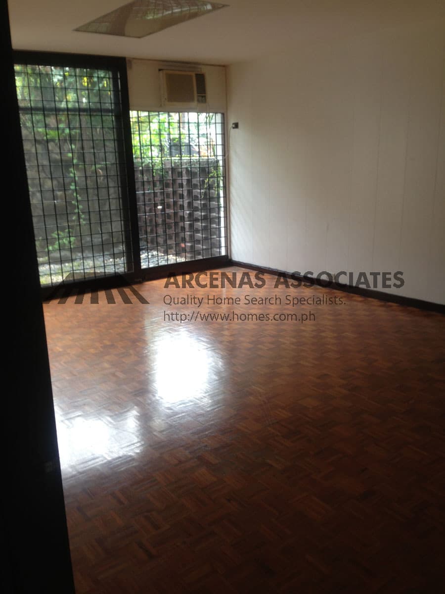 Roomy 4 bedroom bungalow with pool - photo 5