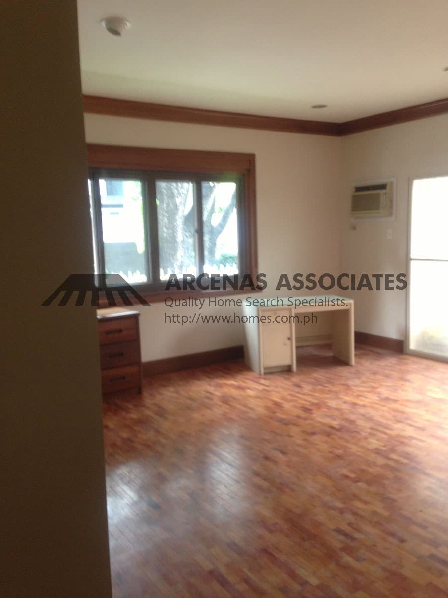 Completely renovated 4 bedroom house - photo 4
