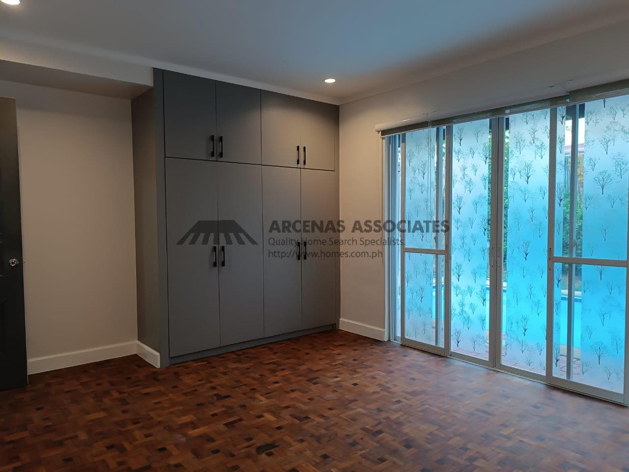 Welcoming 4 bedroom bungalow with pool - photo 4