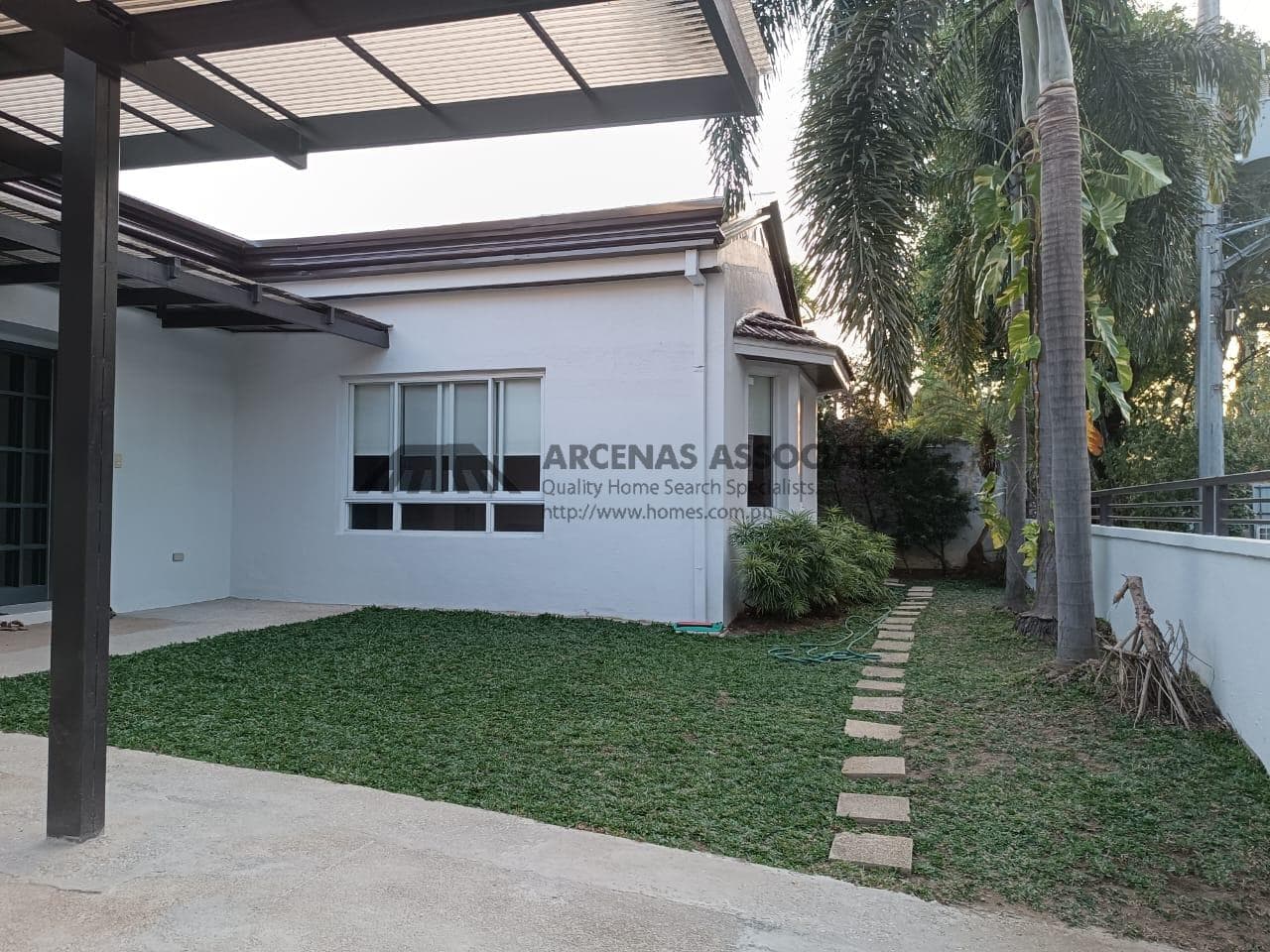 Welcoming 4 bedroom bungalow with pool - photo 2