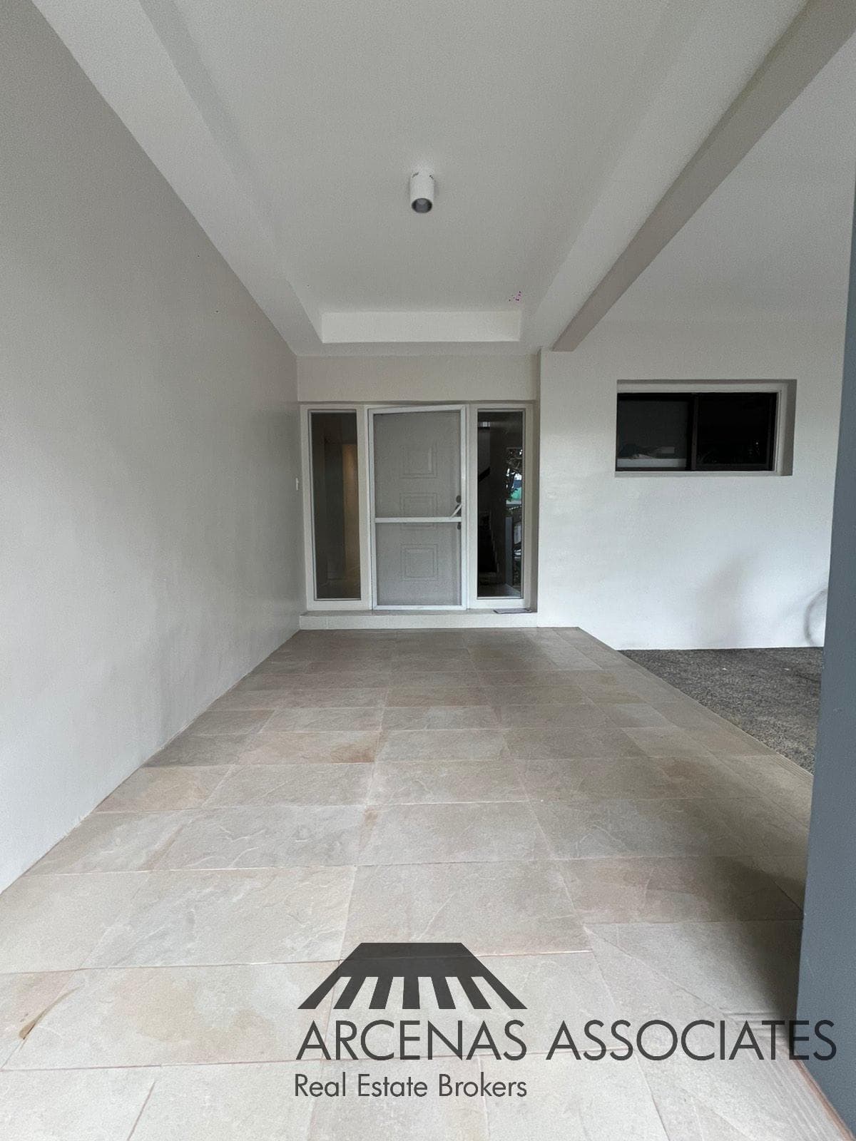 Contemporary Open-Plan Residence - photo 2