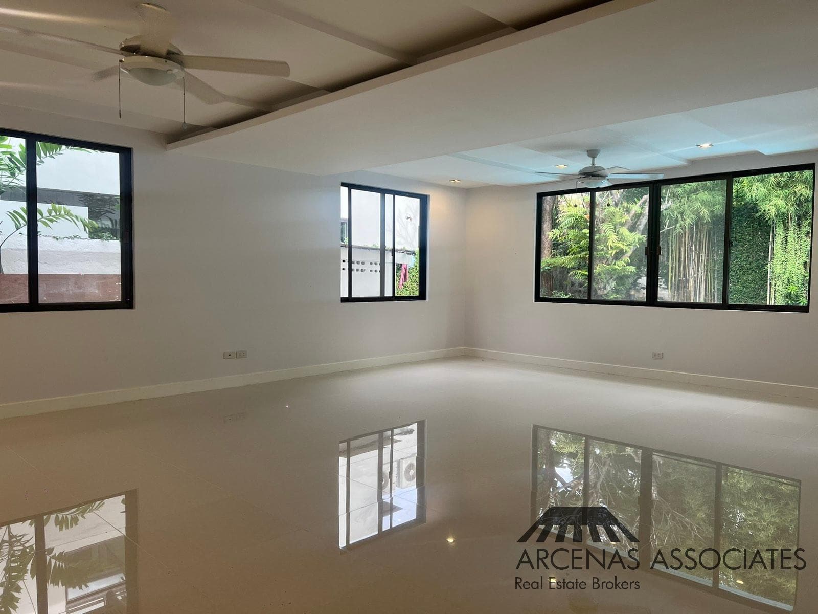 Contemporary Open-Plan Residence - photo 3