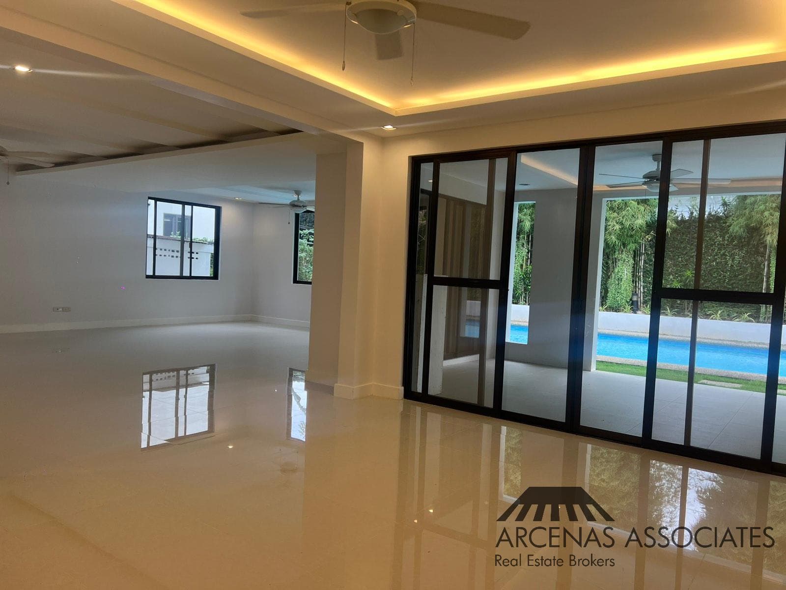 Contemporary Open-Plan Residence - photo 4