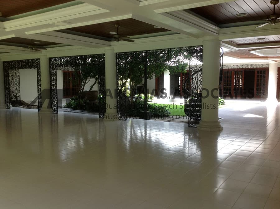 Regal and Luxurious Garden-fresh 6 Room - photo 2