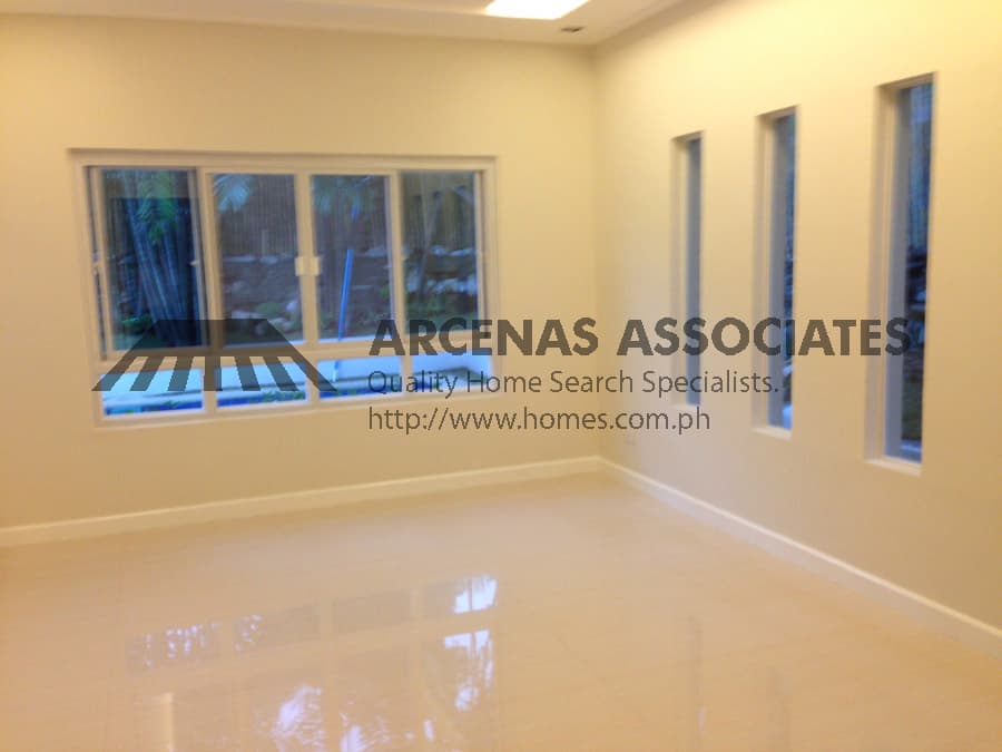Renovated 4 bedroom bungalow - photo 4